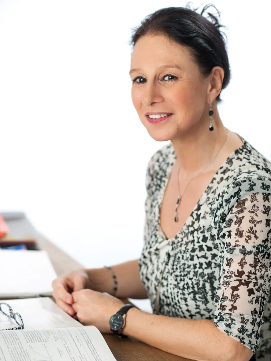Birgit Beissel arbeitet am Schreibtisch