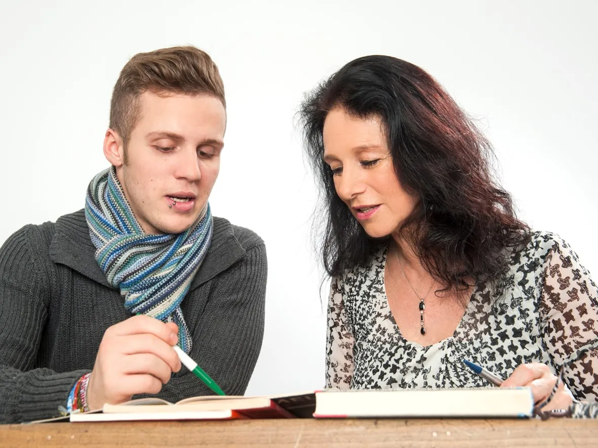 Birgit Beissel im Unterricht mit einem Schüler